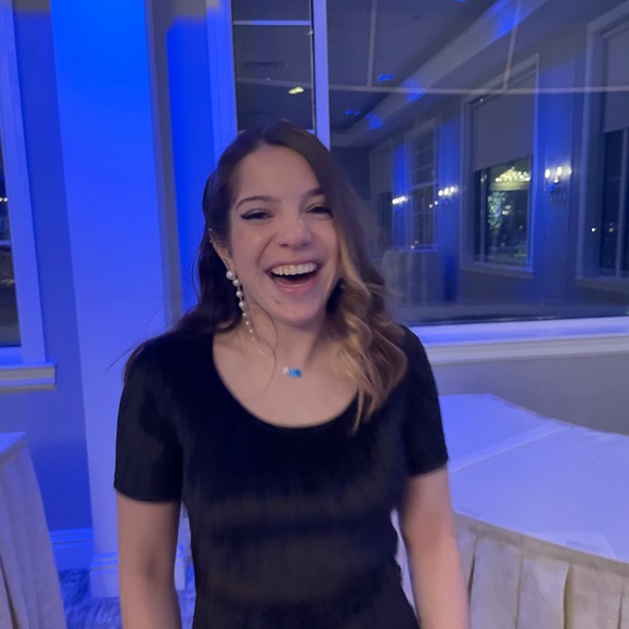 Meet your Posher, Hannah ✨ - Picture 2 of 4